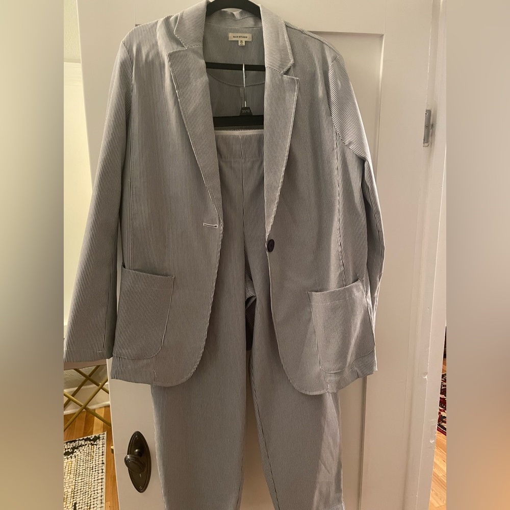 Navy and white seersucker suit. Very nice like new condition. Size xl